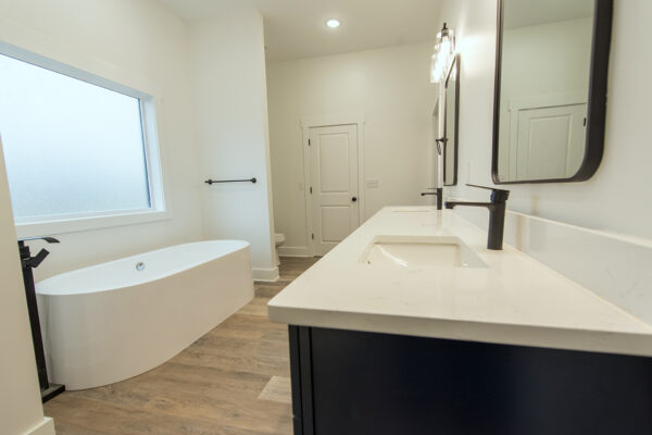 LampleysBuilding-eastpineybathroom2